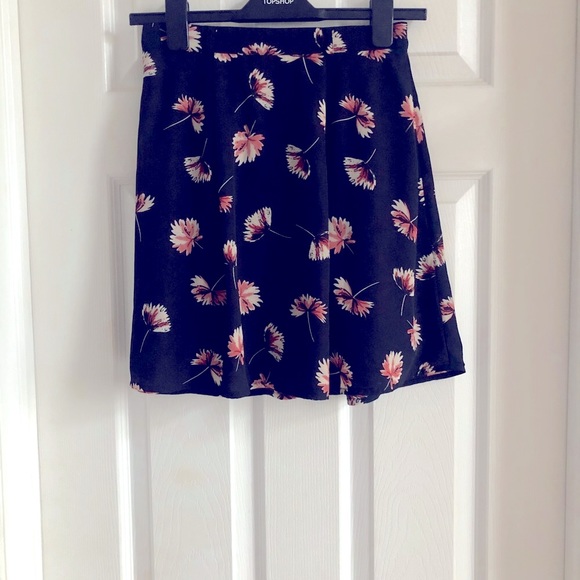 Super cute flowy and pleated dynamite skirt - Picture 4 of 4